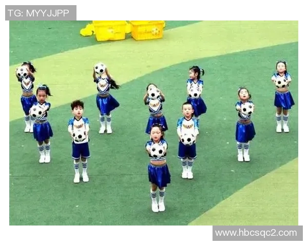 魅力四射的美女足球宝贝展现青春活力与运动激情的完美结合 魅力四射的美女足球宝贝展现青春活力与运动激情的完美结合